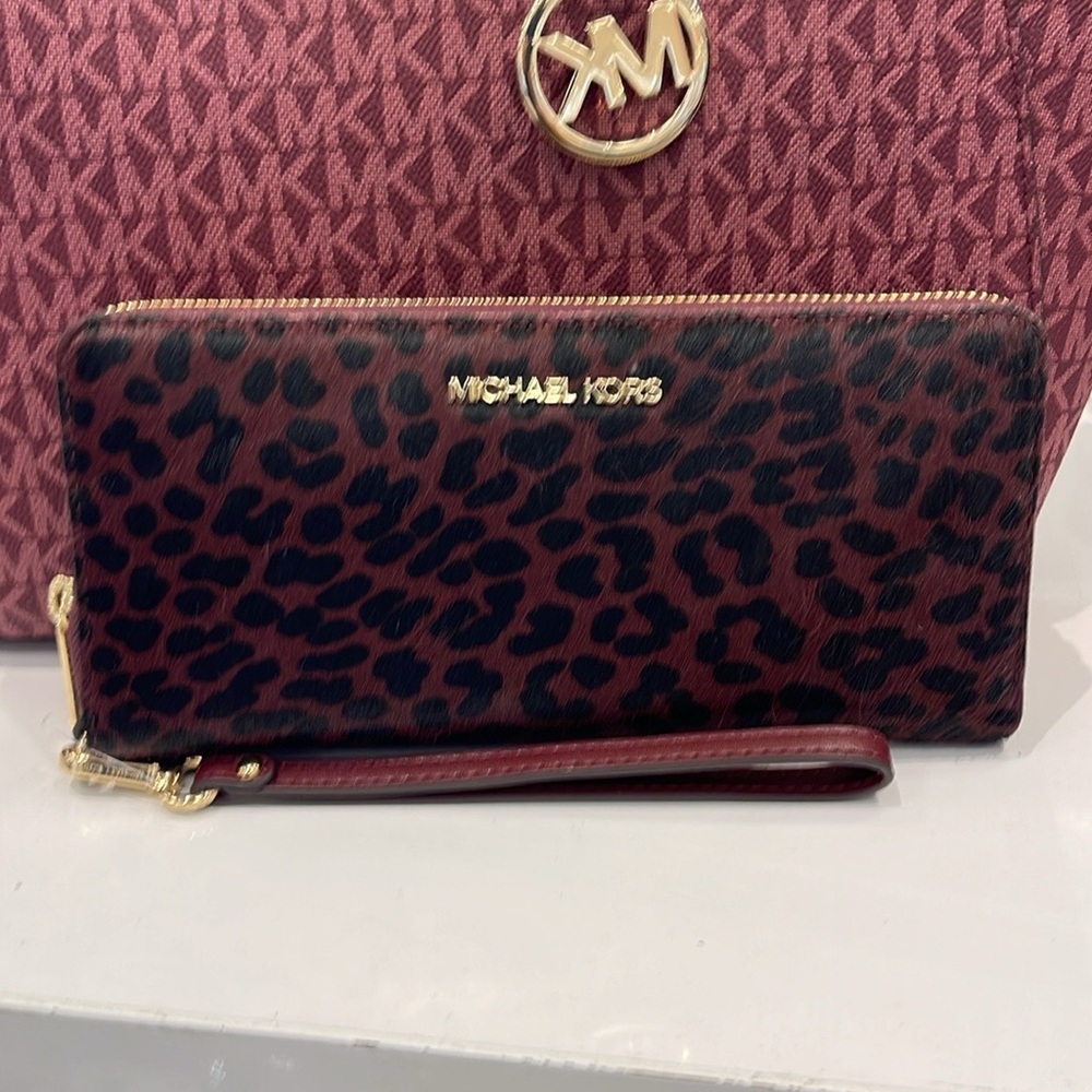 MICHAEL KORS
Leather Lg Continental Wristlet Case Wallet Exotic Print Hair Culf